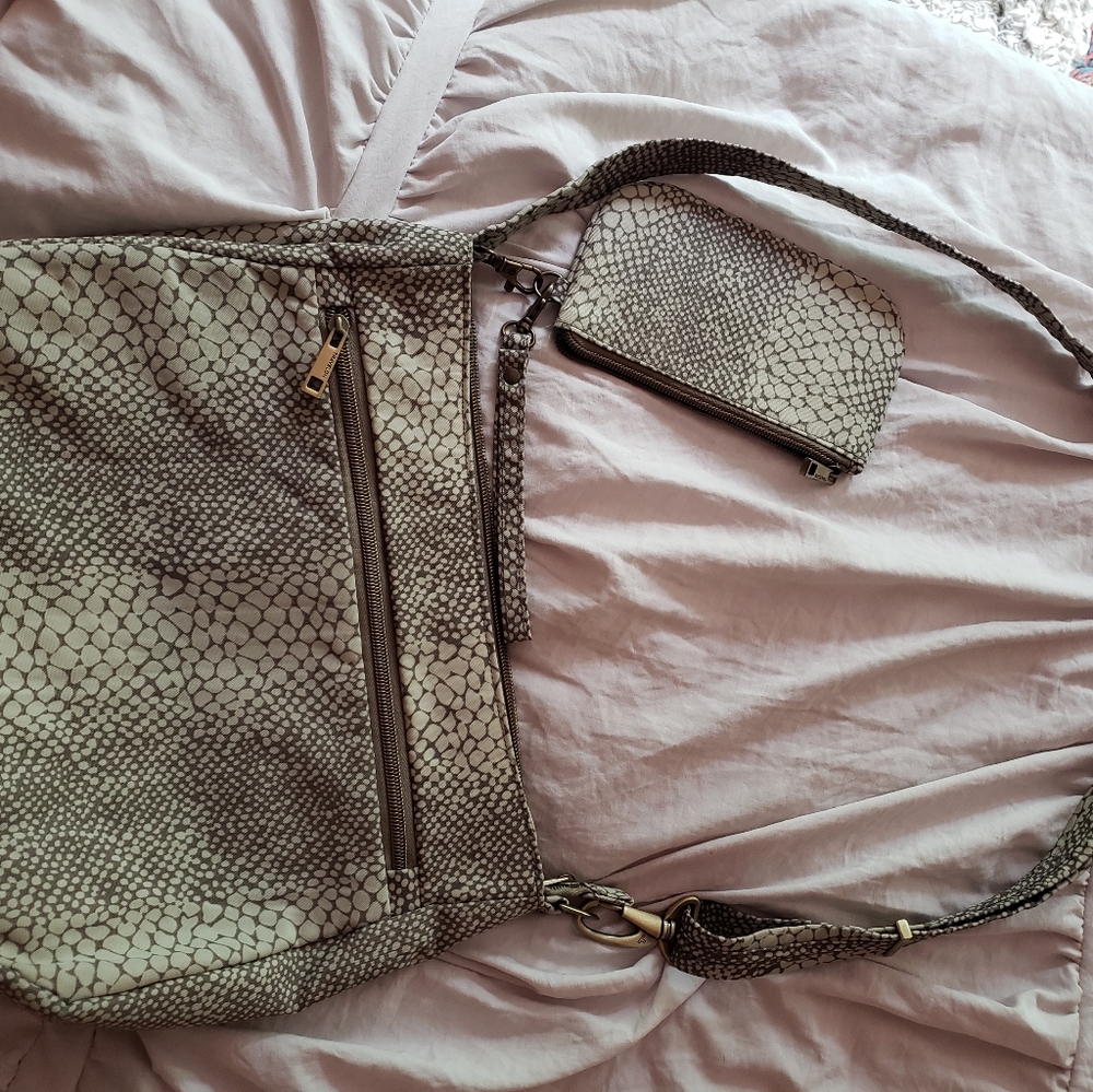 Stylish Travelon Anti-Theft Snakeskin print bag - Picture 2 of 10